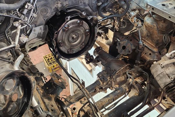 Oprava motoru Mitsubishi ve fázi demontáže