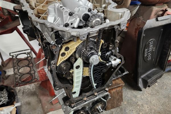 Montáž opravovaného motoru TSI
