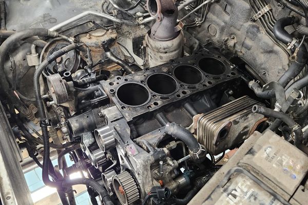 Oprava dieselového motoru auta Mitsubishi